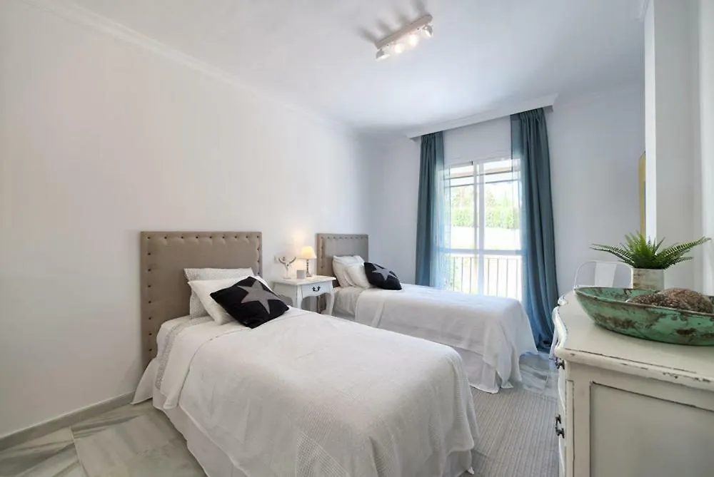 Senorio De Gonzaga: Spacious 2-Bedroom with Pool in Nueva Andalucia Marbella