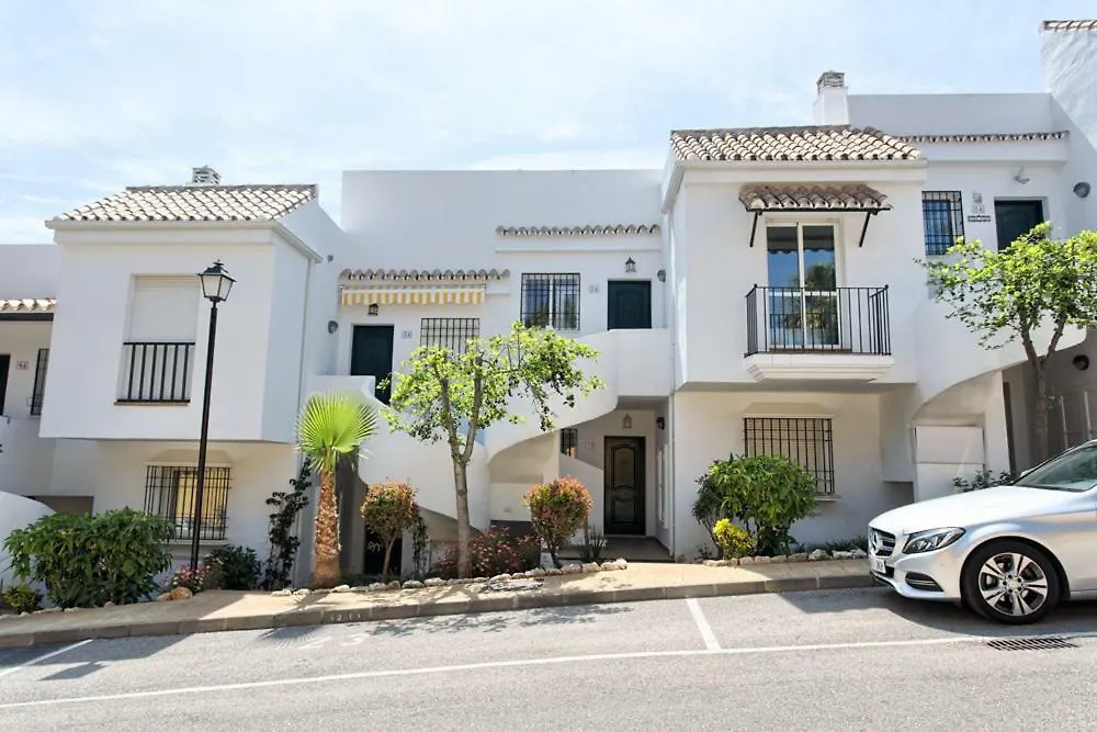 Senorio De Gonzaga: Spacious 2-Bedroom with Pool in Nueva Andalucia Marbella